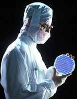Работник компании TI с заветным чипом в руках (72kb)