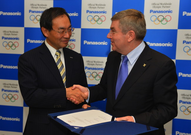 Кадзухиро Цуга (Kazuhiro Tsuga), президент Panasonic, и Томас Бах (Thomas Bach), президент МОК на церемонии подписания
