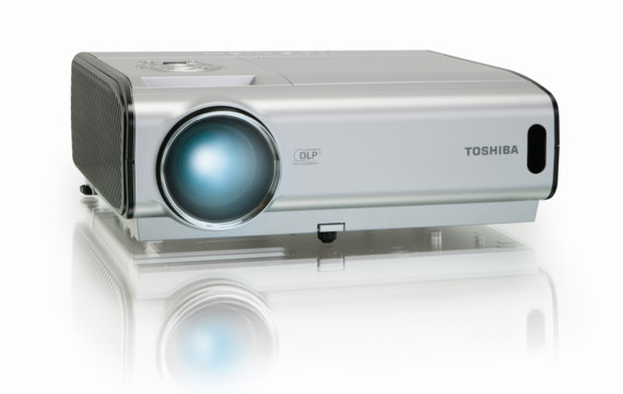 Проектор Toshiba TDP-T420 - вид спереди