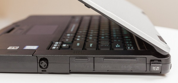 Panasonic Toughbook FZ-55 - Порты с правой стороны.